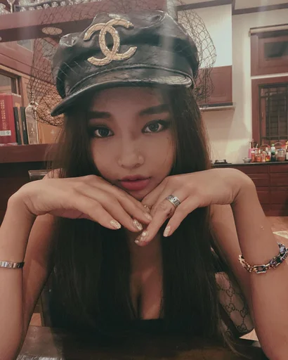 🌚 Стикер «hot girl» для Telegram