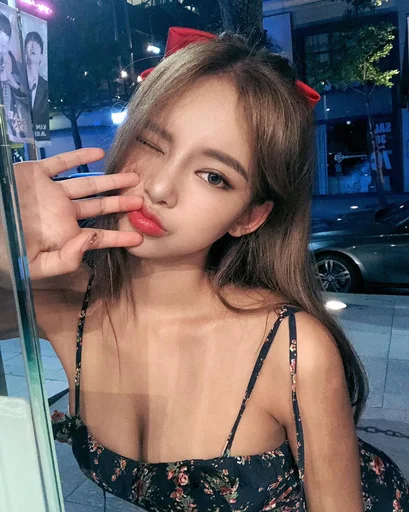 🌚 Стикер «hot girl» для Telegram