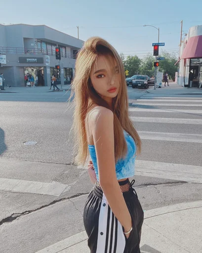 🌚 Стикер «hot girl» для Telegram
