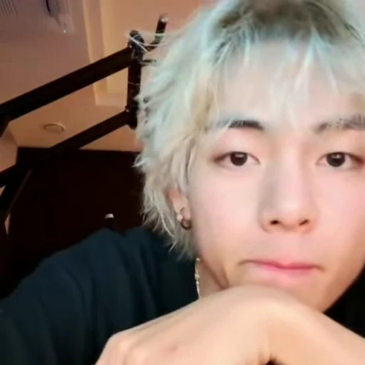 🐻 Стикер «kim taehyung bts» для Telegram