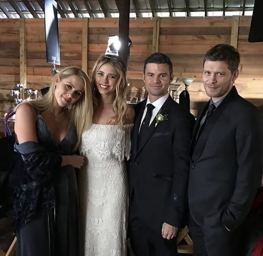 👨‍👩‍👧‍👦 Стикер «rebekah mikaelson» для Telegram