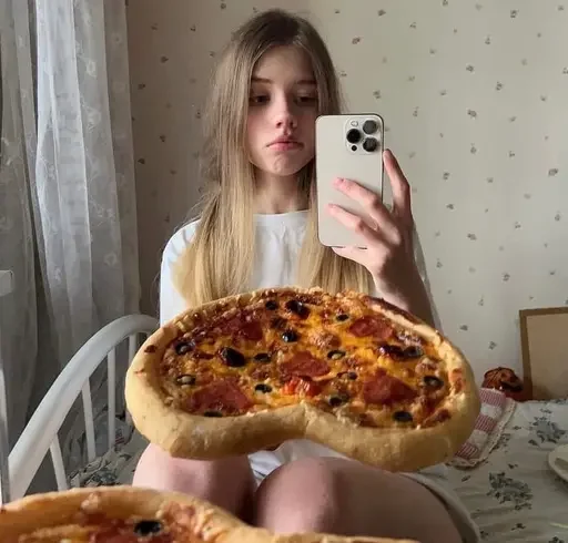 🍕 Стикер «°best girls ~» для Telegram