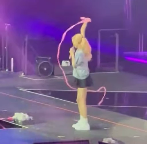 💘 Стикер «Born Pink Tour» для Telegram