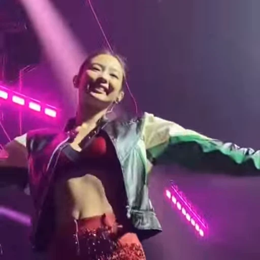 💘 Стикер «Born Pink Tour» для Telegram