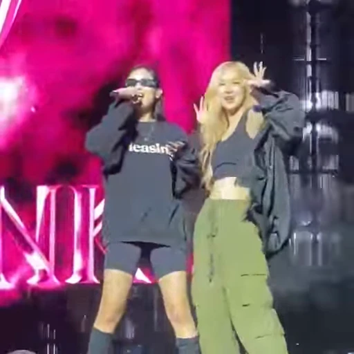 💘 Стикер «Born Pink Tour» для Telegram