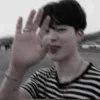 Стикер 35 🌈 Смайлики с BTS