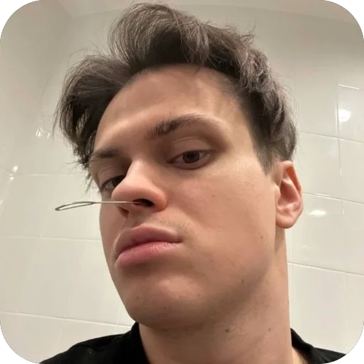 😚 Стикер «Buster» для Telegram