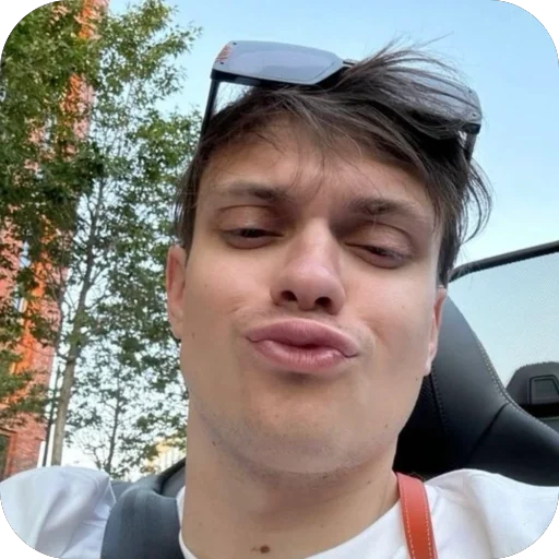 😙 Стикер «Buster» для Telegram