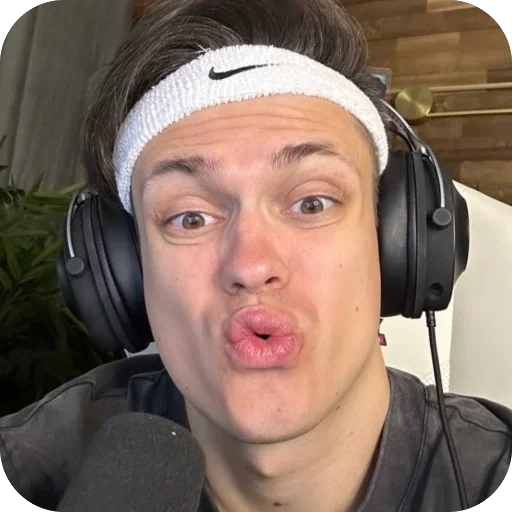 😯 Стикер «Buster» для Telegram
