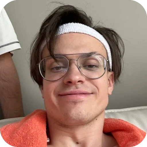 🙂 Стикер «Buster» для Telegram