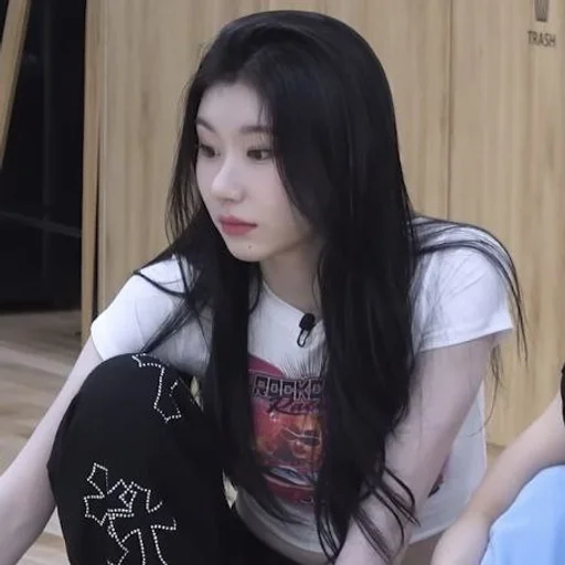 🐈‍⬛️ Стикер «chaeryeoung» для Telegram