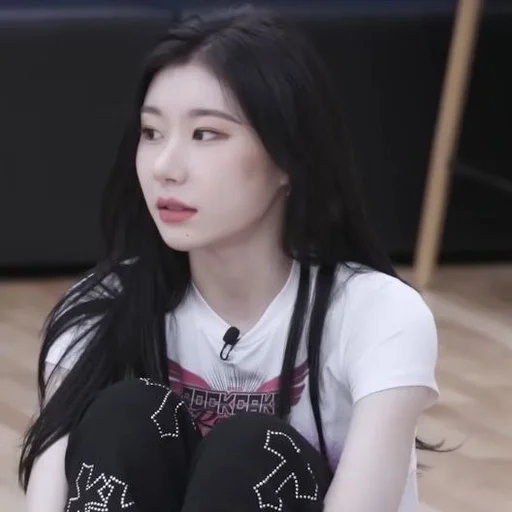 🐈‍⬛️ Стикер «chaeryeoung» для Telegram