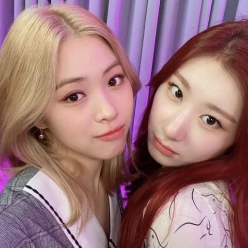 😉 Стикер «Ryujin & Chaeryeong» для Telegram