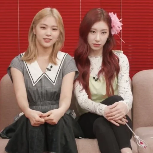 🤨 Стикер «Ryujin & Chaeryeong» для Telegram