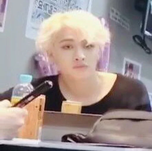 😶 Стикер «bangchan» для Telegram