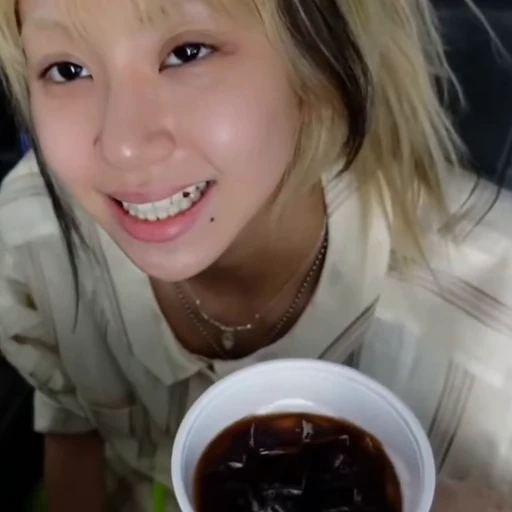 🍦 Стикер «chaeyoung Сон Чеен» для Telegram