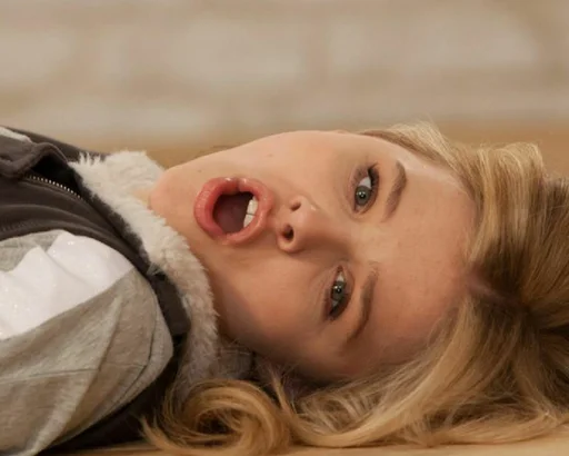 😦 Стикер «chloe grace moretz» для Telegram