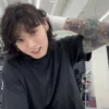 Эмодзи «𝗝𝗲𝗼𝗻 𝗝𝘂𝗻𝗴 𝗞𝗼𝗼𝗸 ( )» для Telegram — обложка