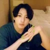🎧 Эмодзи «𝗝𝗲𝗼𝗻 𝗝𝘂𝗻𝗴 𝗞𝗼𝗼𝗸 ( )» для Telegram