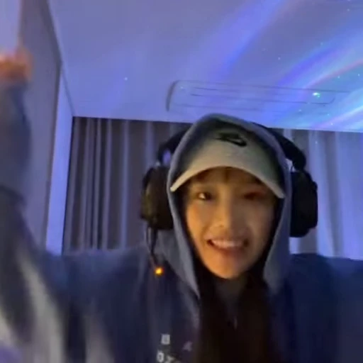 🗯 Стикер «chuu / LOONA» для Telegram