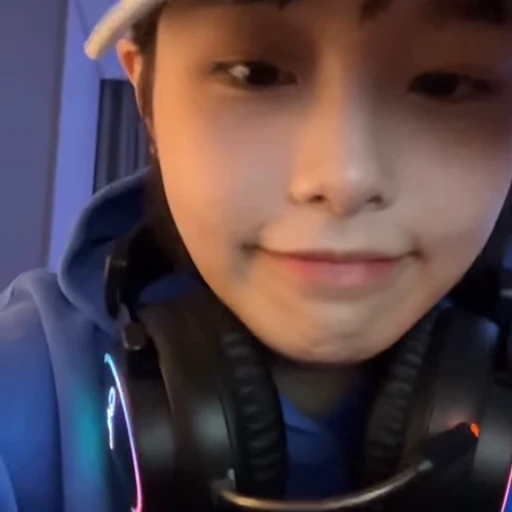 🗯 Стикер «chuu / LOONA» для Telegram