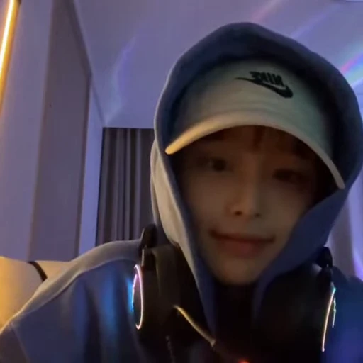 🗯 Стикер «chuu / LOONA» для Telegram