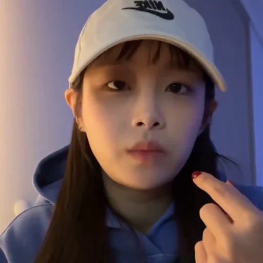 🗯 Стикер «chuu / LOONA» для Telegram