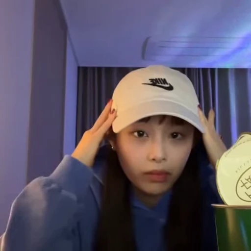 🗯 Стикер «chuu / LOONA» для Telegram