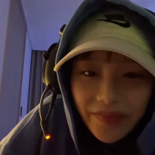 🗯 Стикер «chuu / LOONA» для Telegram