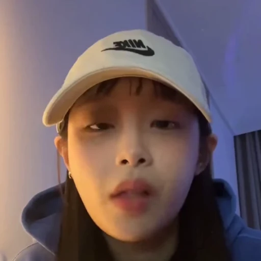 🗯 Стикер «chuu / LOONA» для Telegram