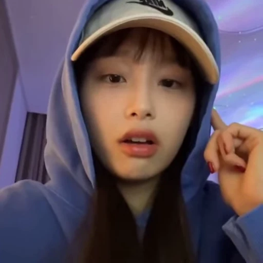 🗯 Стикер «chuu / LOONA» для Telegram