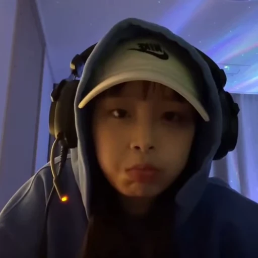 🗯 Стикер «chuu / LOONA» для Telegram
