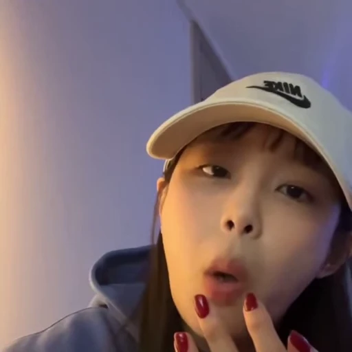🗯 Стикер «chuu / LOONA» для Telegram