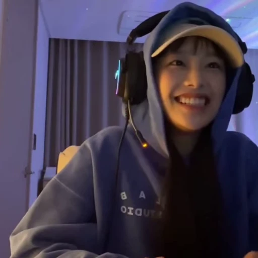 🗯 Стикер «chuu / LOONA» для Telegram