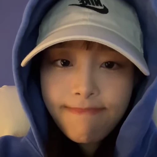 🗯 Стикер «chuu / LOONA» для Telegram