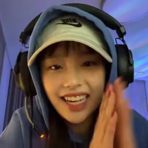 🗯 Стикер «chuu / LOONA» для Telegram