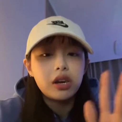 🗯 Стикер «chuu / LOONA» для Telegram