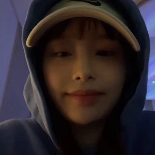 🗯 Стикер «chuu / LOONA» для Telegram