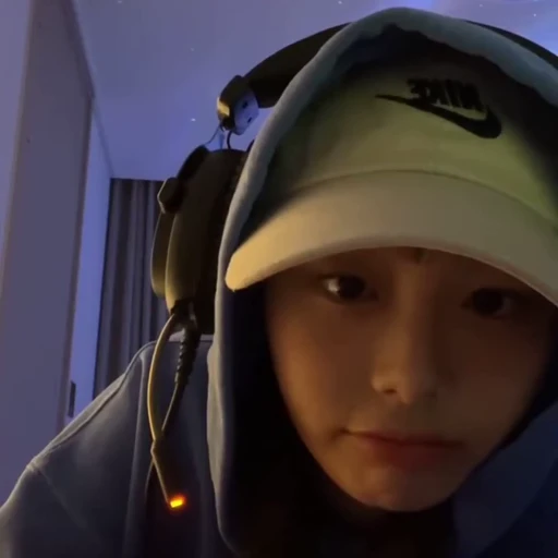 🗯 Стикер «chuu / LOONA» для Telegram