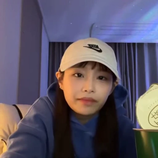 🗯 Стикер «chuu / LOONA» для Telegram