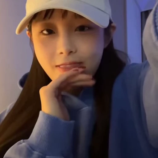 🗯 Стикер «chuu / LOONA» для Telegram