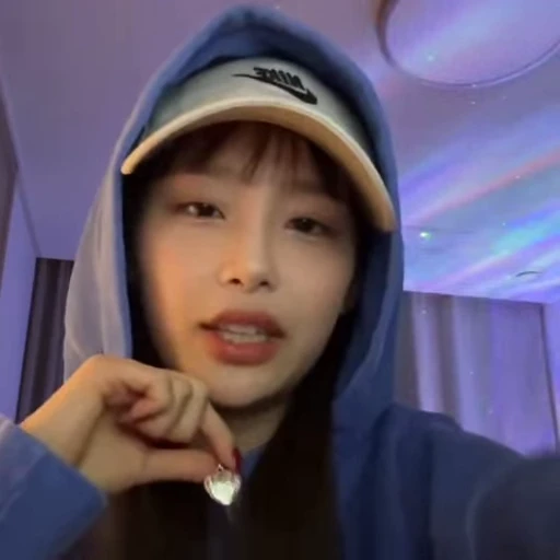 🗯 Стикер «chuu / LOONA» для Telegram