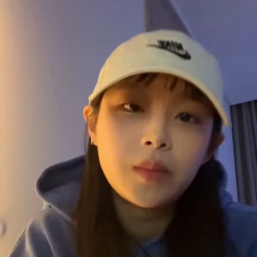 🗯 Стикер «chuu / LOONA» для Telegram
