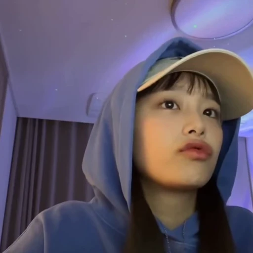 🗯 Стикер «chuu / LOONA» для Telegram