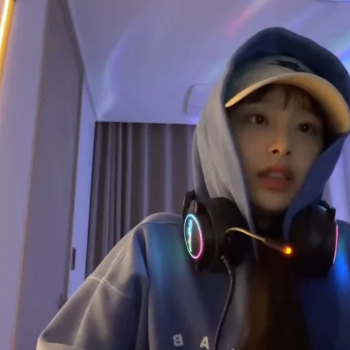 🗯 Стикер «chuu / LOONA» для Telegram