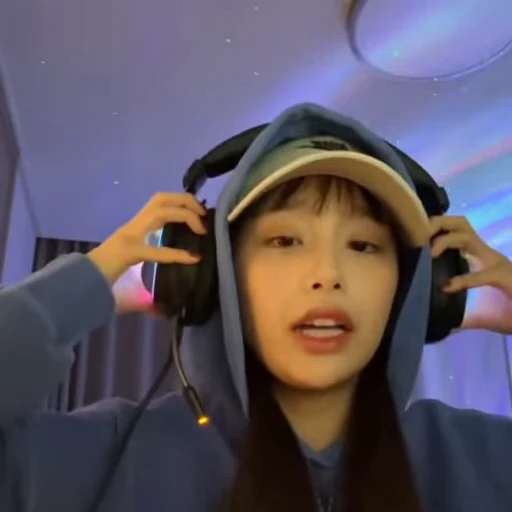 🗯 Стикер «chuu / LOONA» для Telegram
