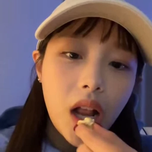 🗯 Стикер «chuu / LOONA» для Telegram