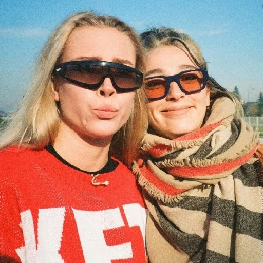 👭 Стикер «Ivleeva / Ивлеева» для Telegram