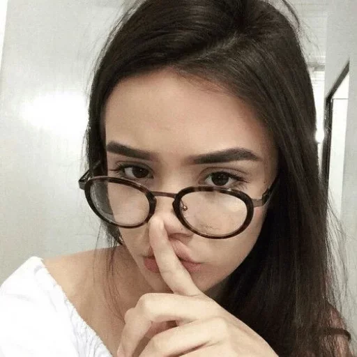 🤫 Стикер «girls» для Telegram