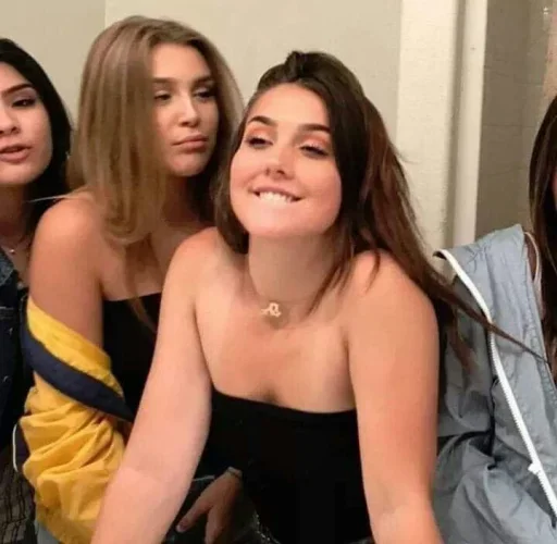 😏 Стикер «girls» для Telegram